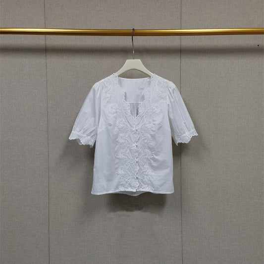 Bestickte, mühelose Sommereleganz