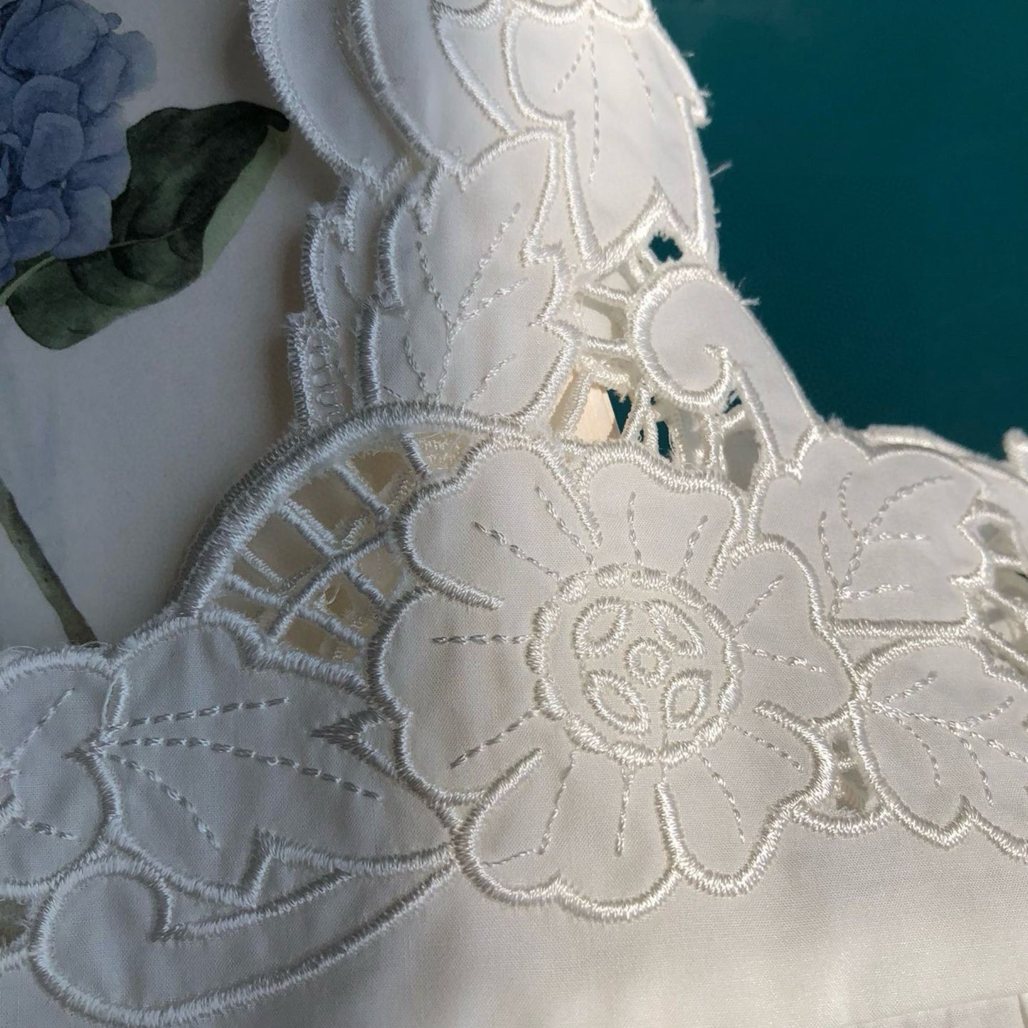 Broderad blomklänning
