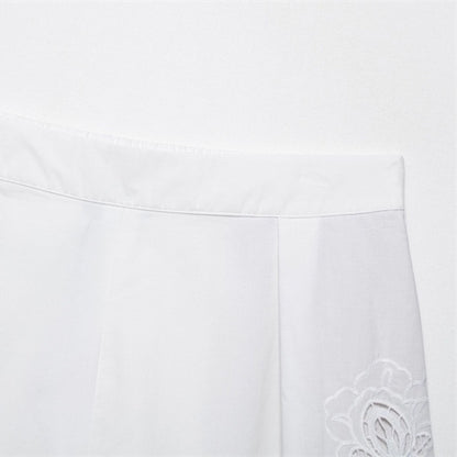 Randiga spetsshorts med broderi i vårfärg