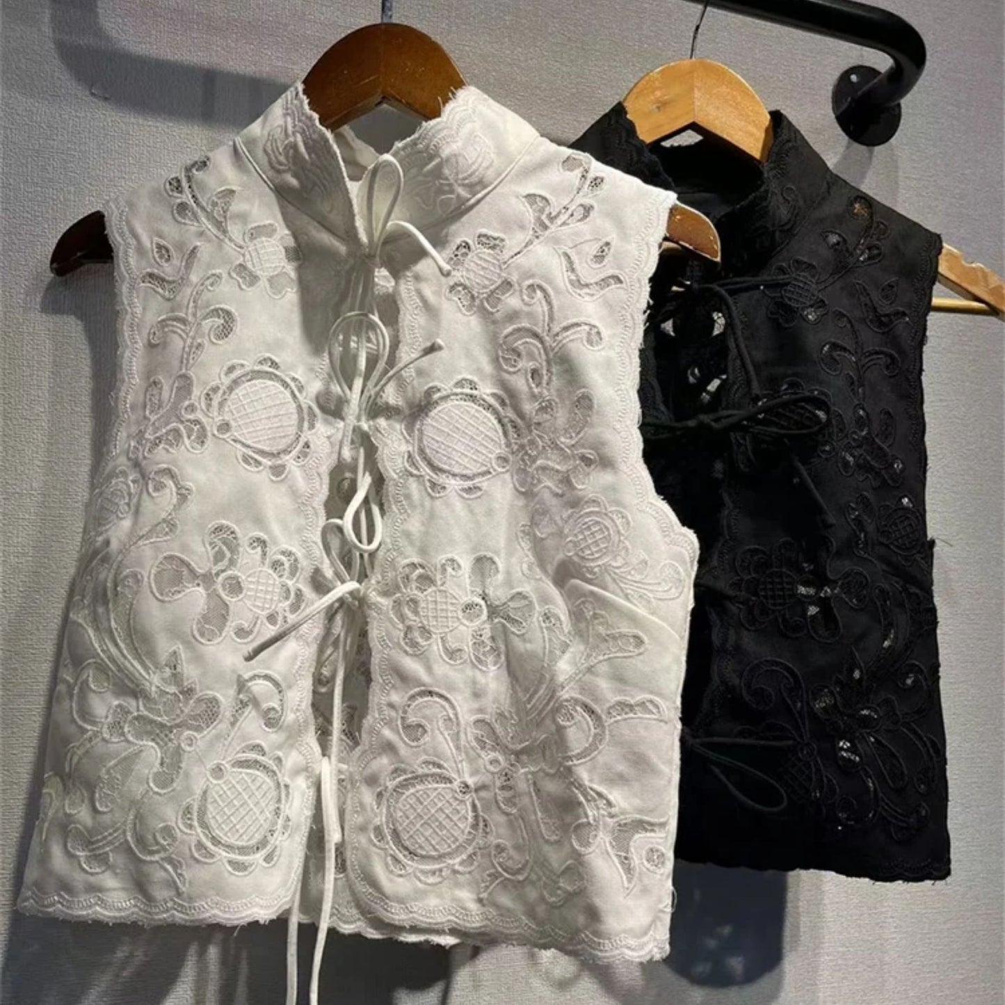 Broderad Snörad Ärmlös Topp Svart