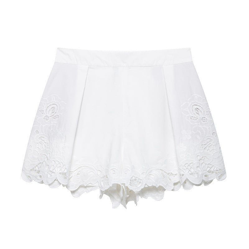 Randiga spetsshorts med broderi i vårfärg