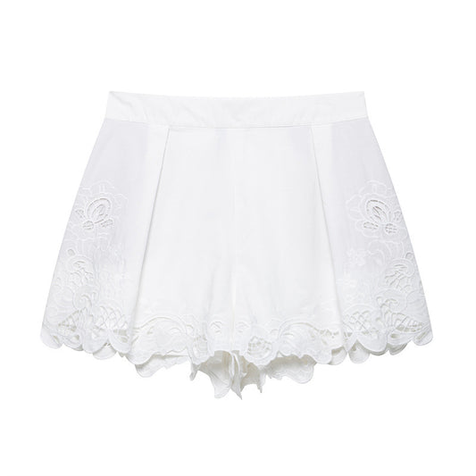 Randiga spetsshorts med broderi i vårfärg