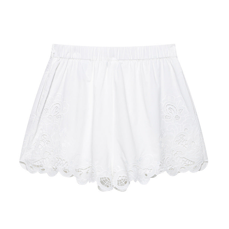 Randiga spetsshorts med broderi i vårfärg