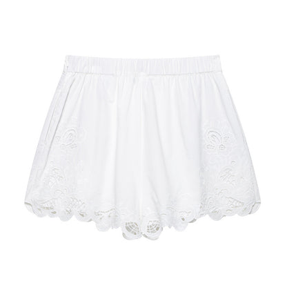 Randiga spetsshorts med broderi i vårfärg