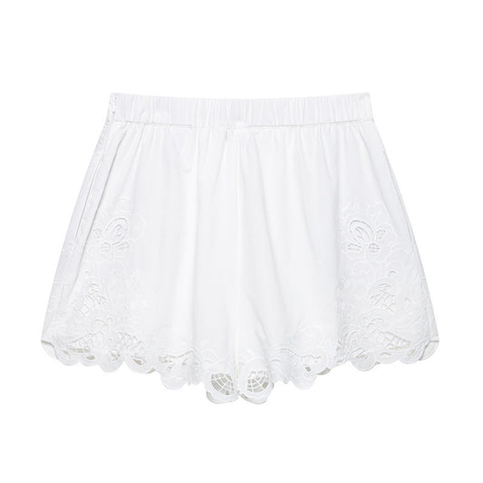 Randiga spetsshorts med broderi i vårfärg
