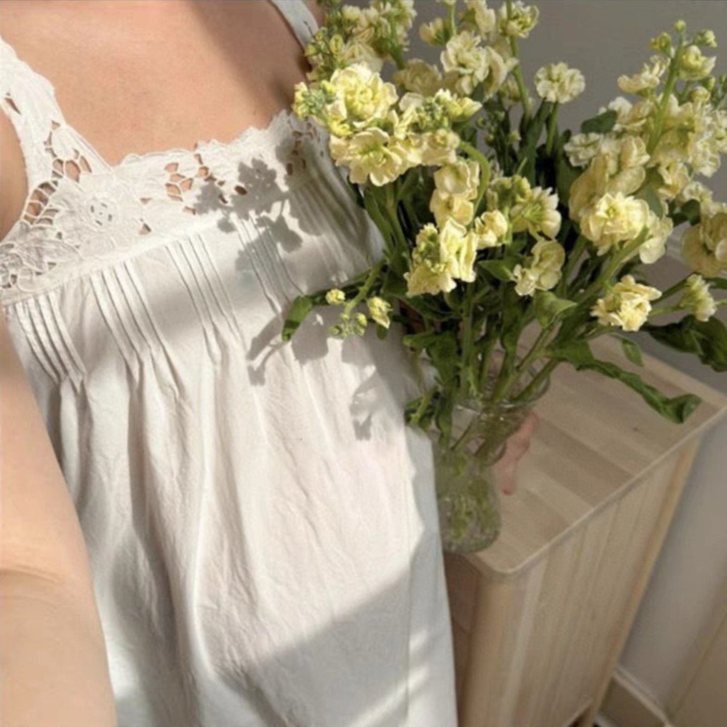 Broderad blomklänning